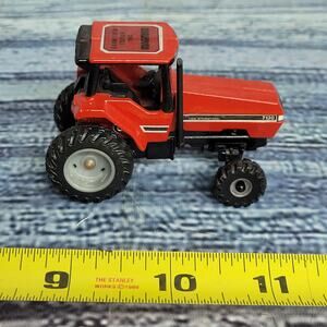 Ertl 1/64 scale  International Harvester Case 7130 magnum die-cast 4wd tractor